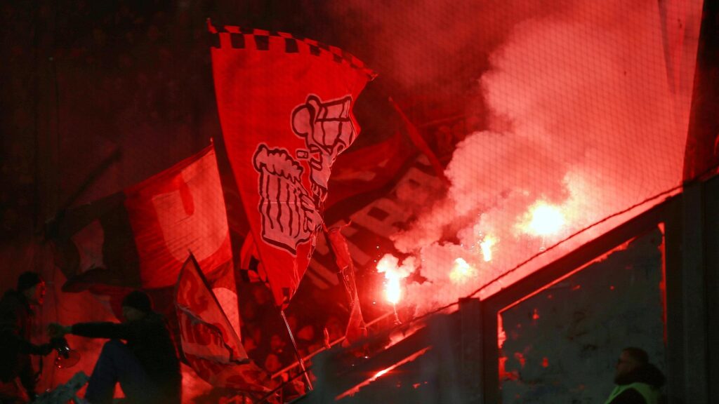 Fans mit Pyrotechnik am 29.11.2025