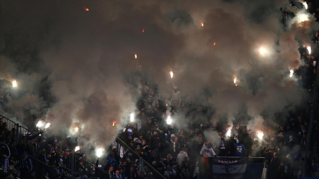 Fans mit Pyrotechnik am 29.11.2025