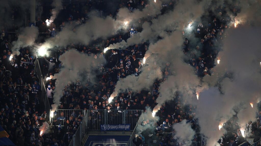 Fans mit Pyrotechnik am 29.11.2025