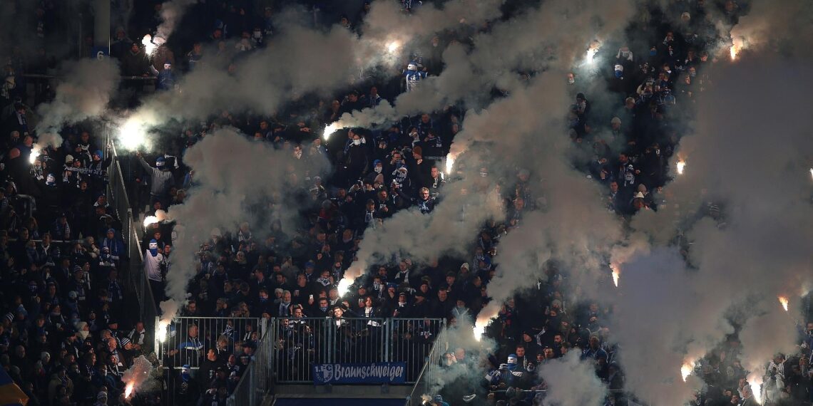 Grüne lehnen Pläne für verschärfte Maßnahmen in Stadien ab 1 Fans mit Pyrotechnik am 29.11.2025