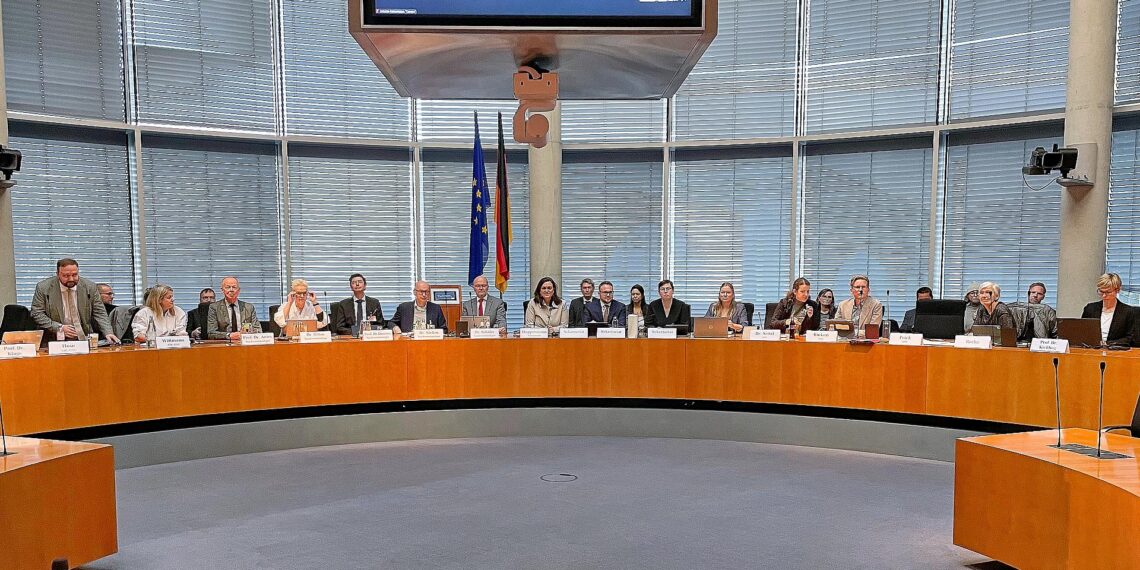 Drosten in Enquete-Kommission: "Es gibt keine deutsche Pandemie" 1 Anhörung der Corona-Enquete-Kommission am 01.12.2025