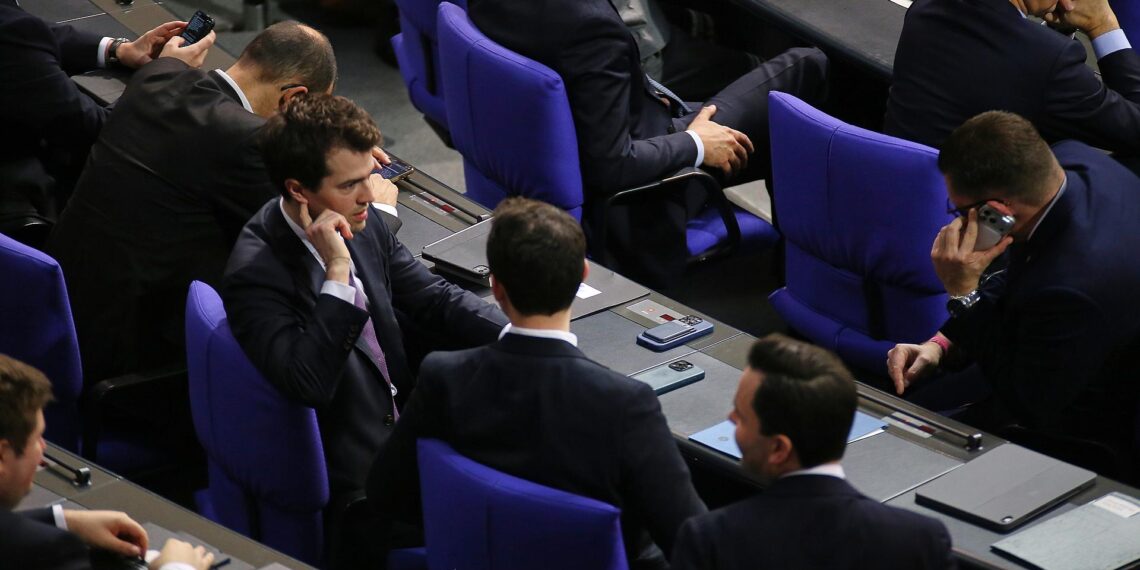 Renten-Rebellen zwischen anderen Unions-Abgeordneten am 05.12.2025