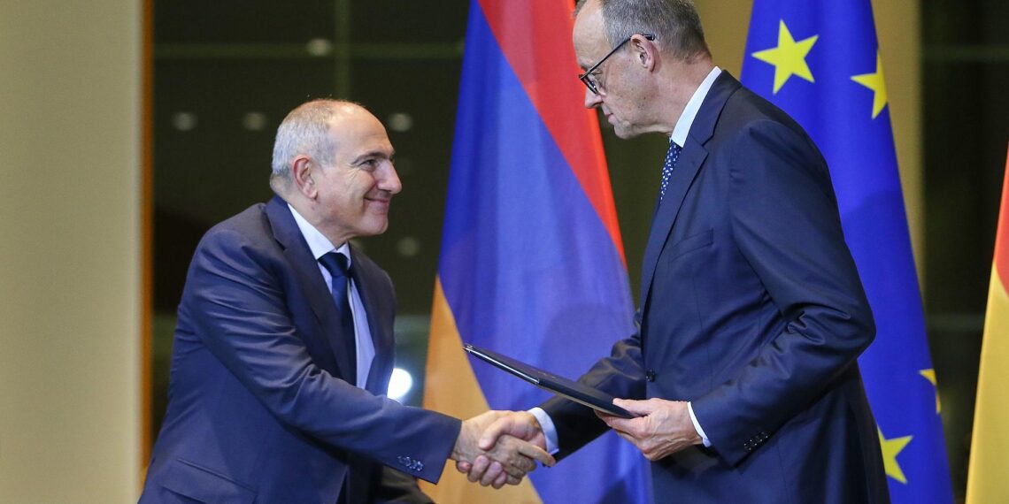 Merz sieht "historische Chance" für "europäischen Weg" Armeniens 1 Nikol Paschinjan und Friedrich Merz am 09.12.2025