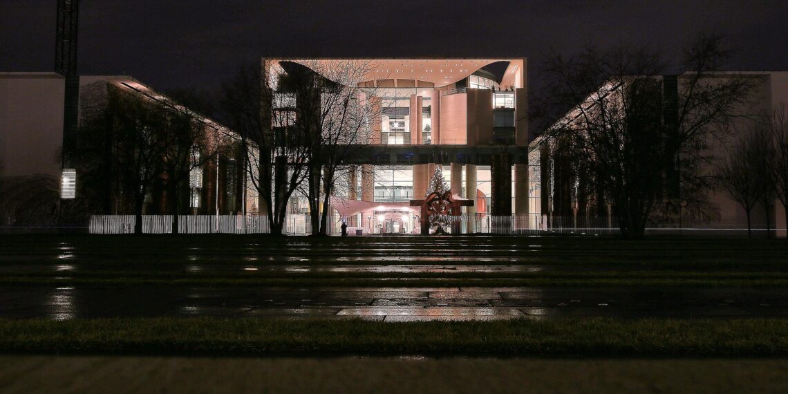 DGB will regelmäßigen Sozialpartner-Gipfel im Kanzleramt 1 Bundeskanzleramt am 10.12.2025