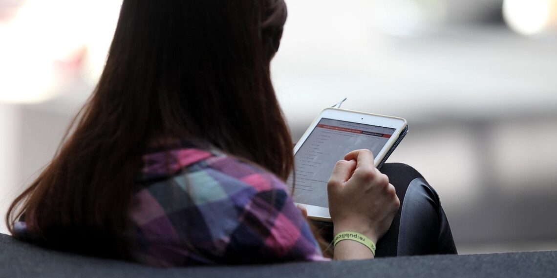 Frau mit Tablet (Archiv)