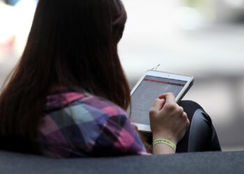 Frau mit Tablet (Archiv)