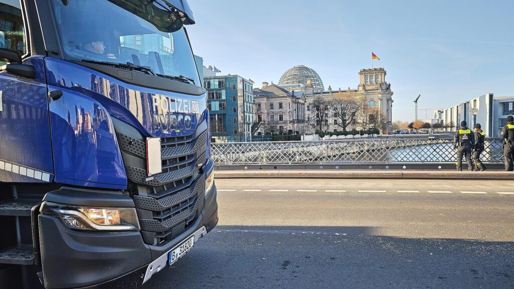 Polizei im Regierungsviertel am 15.12.2025