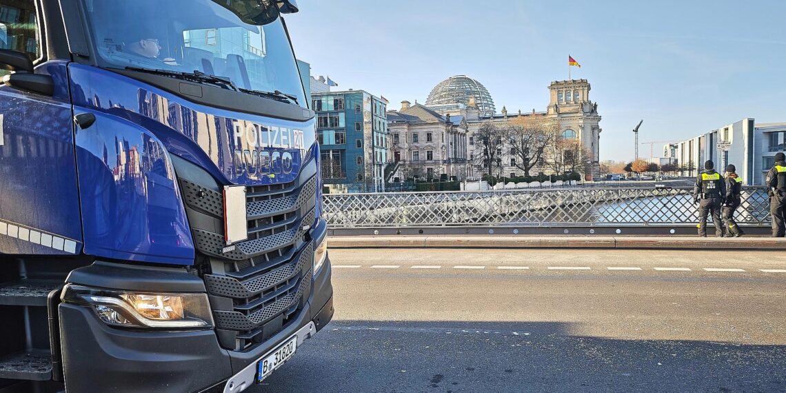 Polizei im Regierungsviertel am 15.12.2025