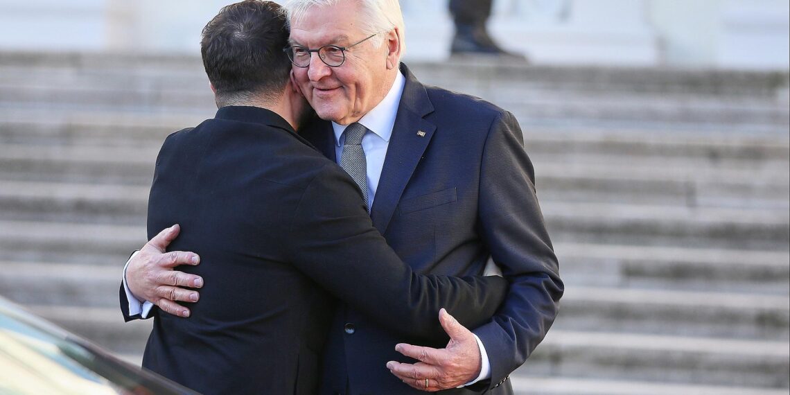 Selenskyj trifft Steinmeier - scharfe Sicherheitsvorkehrungen 1 Wolodymyr Selenskyj und Frank-Walter Steinmeier am 15.12.2025