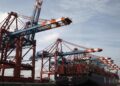 Exporte steigen minimal - Importe sinken 10 Containerschiff (Archiv)
