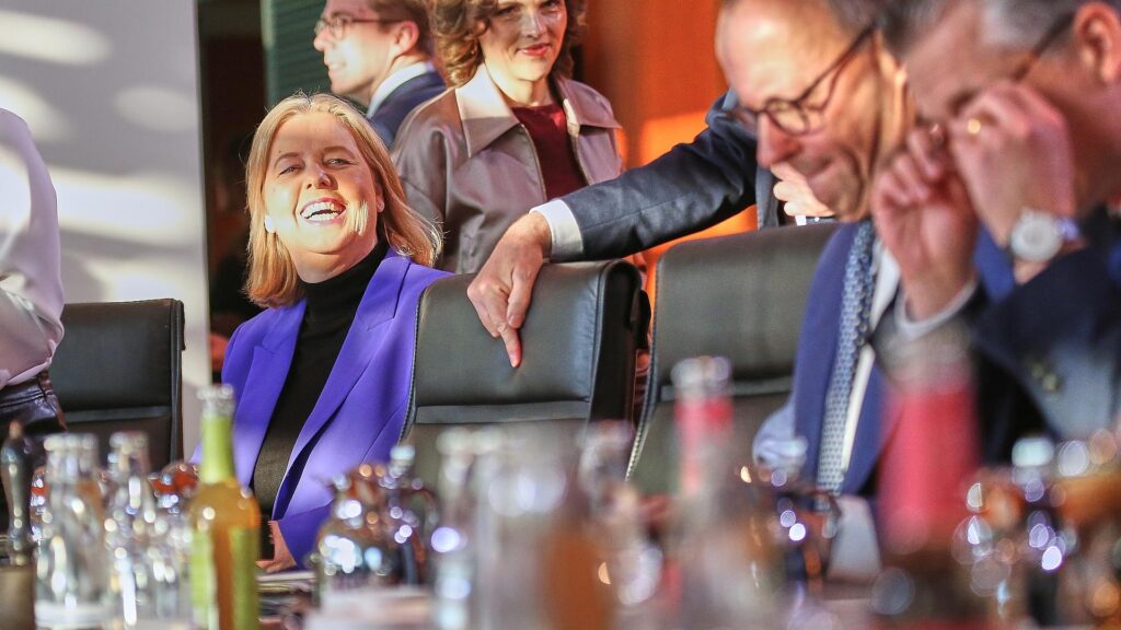 Bundeskabinett beschließt Bürgergeldreform 9 Bärbel Bas und Friedrich Merz im Kabinett
