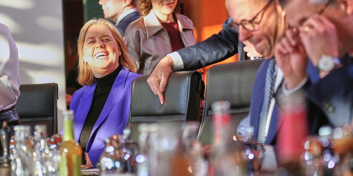 Bundeskabinett beschließt Bürgergeldreform 1 Bärbel Bas und Friedrich Merz im Kabinett