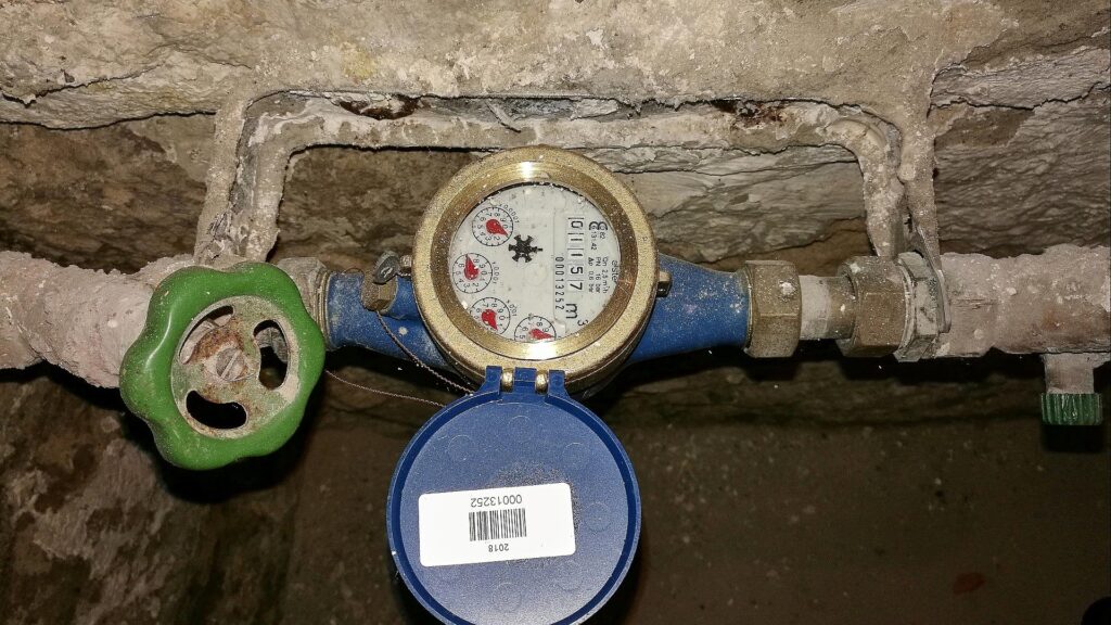 Absperrhahn und Wasseruhr in einem Altbaukeller (Archiv)