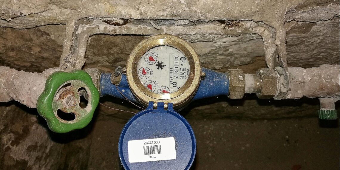 Experten warnen vor Frostschäden nach Berliner Stromausfall 1 Absperrhahn und Wasseruhr in einem Altbaukeller (Archiv)