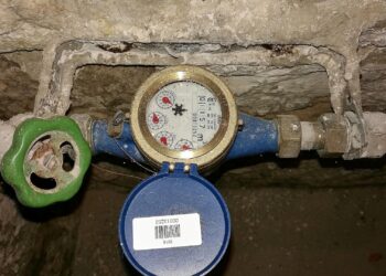 Experten warnen vor Frostschäden nach Berliner Stromausfall 2 Absperrhahn und Wasseruhr in einem Altbaukeller (Archiv)