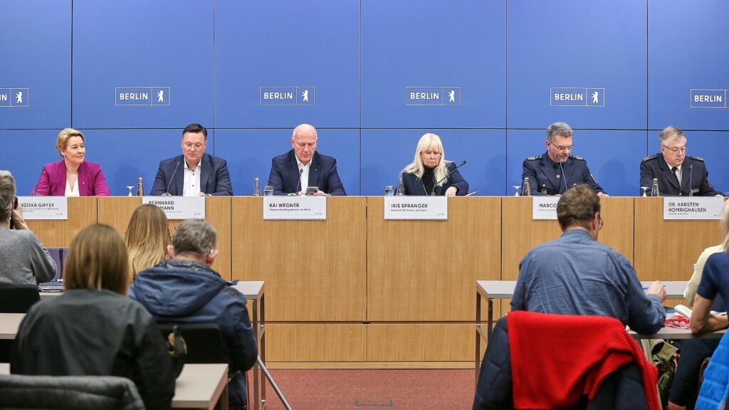 Senatsmitglieder bei der Pressekonferenz am 07.01.2026