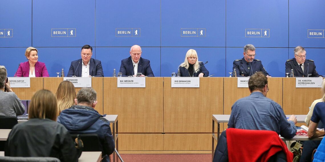 Innensenatorin sieht Berlin weiter in "Großschadenslage" 1 Senatsmitglieder bei der Pressekonferenz am 07.01.2026