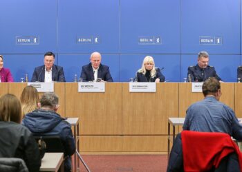 Innensenatorin sieht Berlin weiter in "Großschadenslage" 2 Senatsmitglieder bei der Pressekonferenz am 07.01.2026