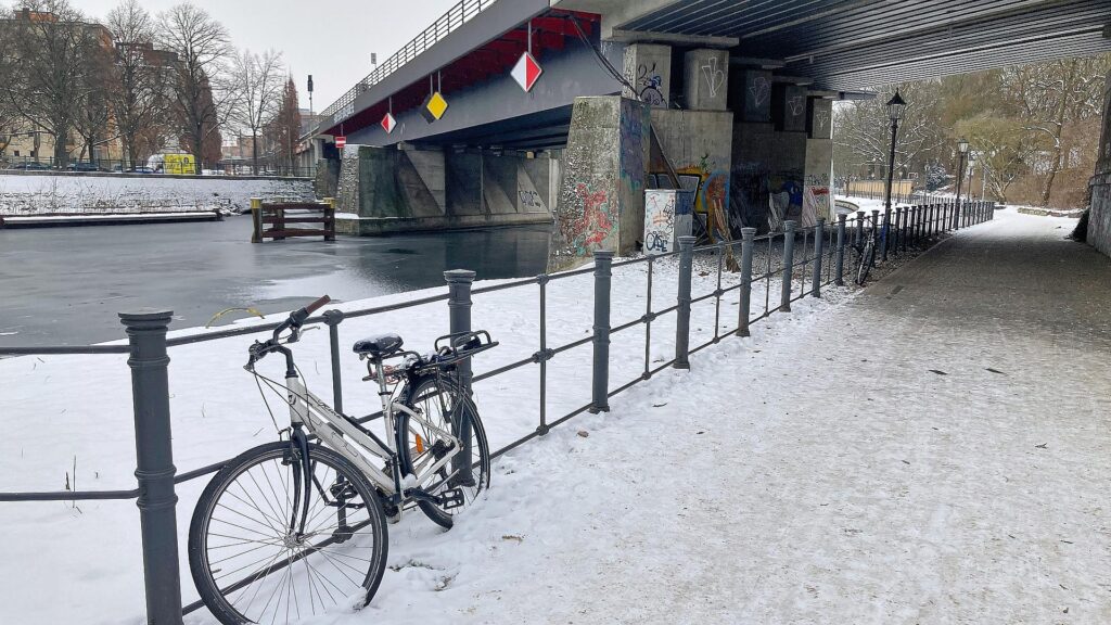 Kältewelle: Linke will Obdachlose in leeren Büros unterbringen 3 Schnee in Berlin am 09.01.2026