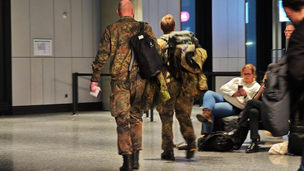 Deutsche Soldaten der Grönland-Mission beim Umstieg auf Island am 18.01.2026