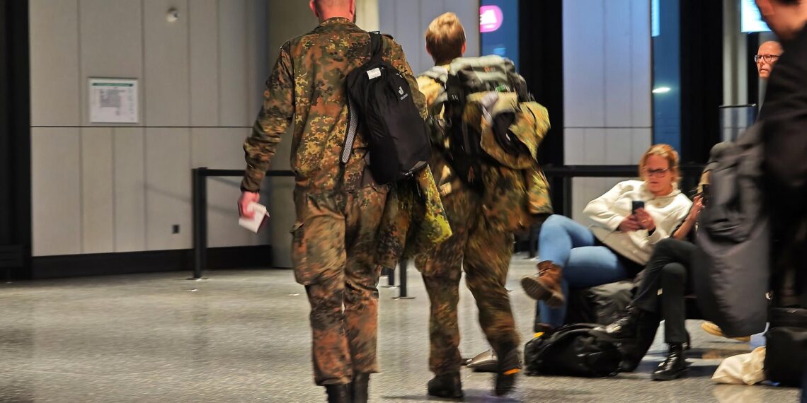 Deutsche Soldaten der Grönland-Mission beim Umstieg auf Island am 18.01.2026