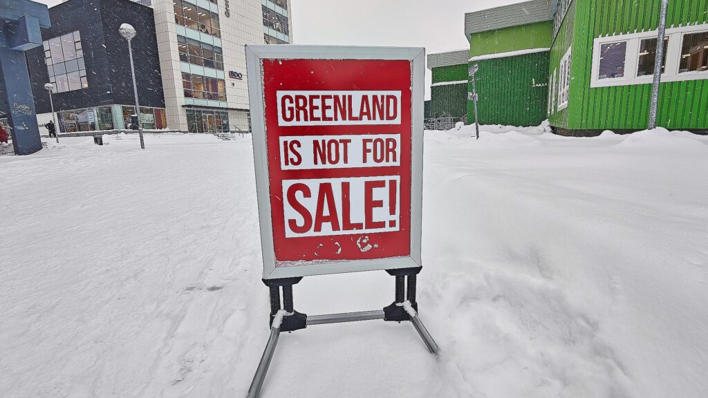 Schild mit der Aufschrift `Greenland is not for sale` am 19.01.2026