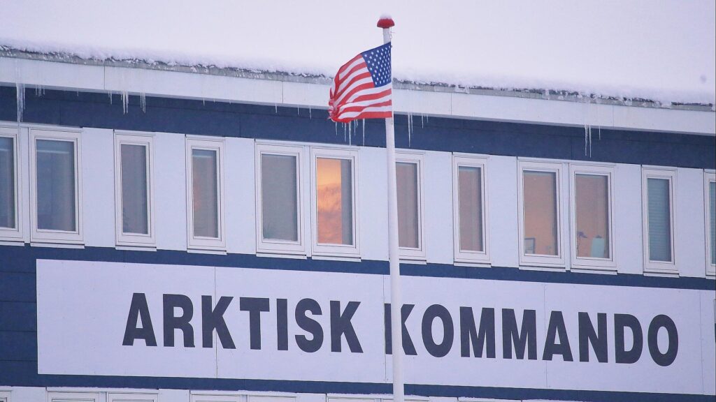 US-Fahne am Hauptquartier des Arktisk Kommando auf Grönland