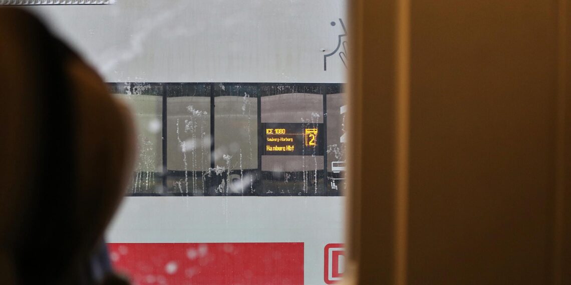 Bahnverkehr wegen Wintereinbruch heftig gestört 1 ICE der Deutschen Bahn am 26.01.2026