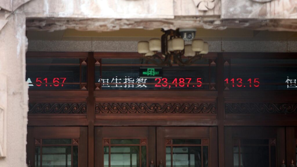 Chinesische Börsenkurse auf einem Laufband (Archiv)