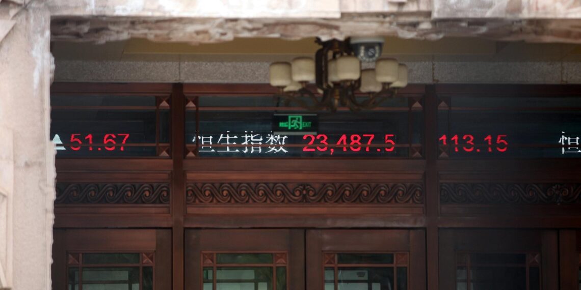 Chinesische Börsenkurse auf einem Laufband (Archiv)