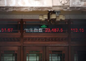 Chinesische Börsenkurse auf einem Laufband (Archiv)