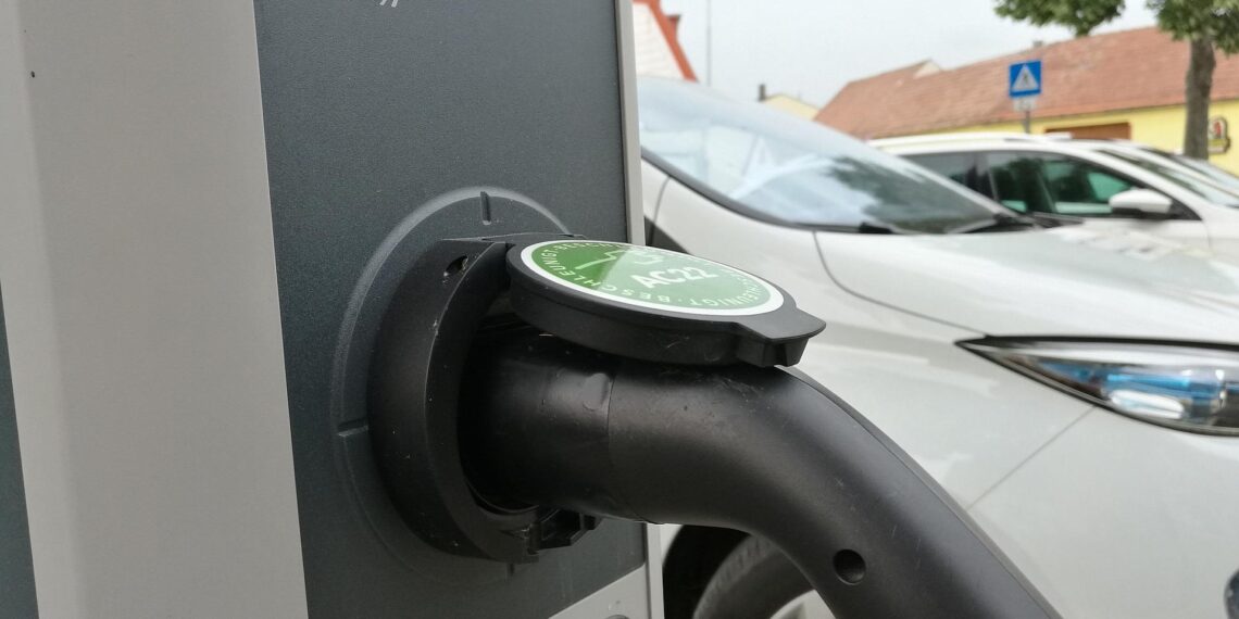 Stromtankstelle für E-Auto (Archiv)