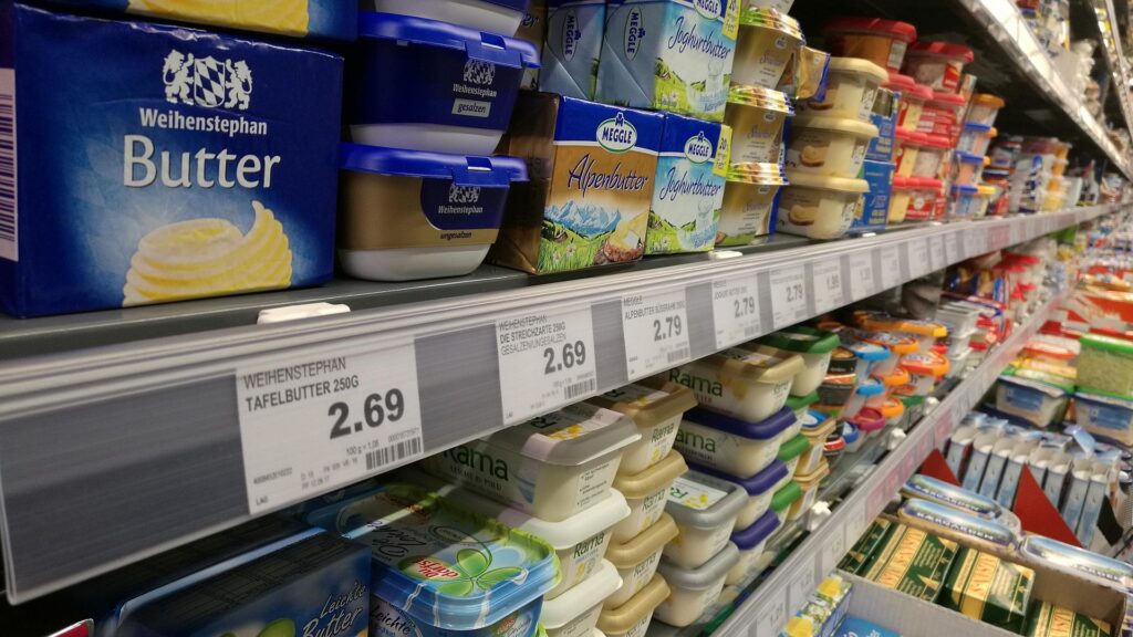 Linke will schnelle Mehrwertsteuersenkung für Lebensmittel 12 Butter in einem Supermarkt (Archiv)