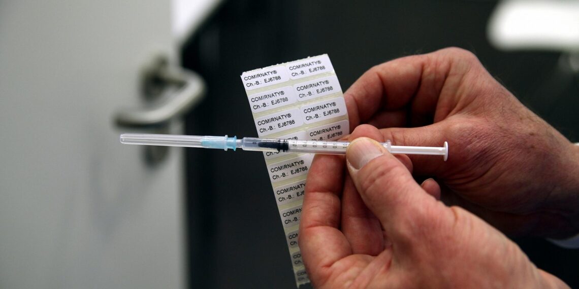 Impfspritze mit Impfstoff von Biontech (Archiv)