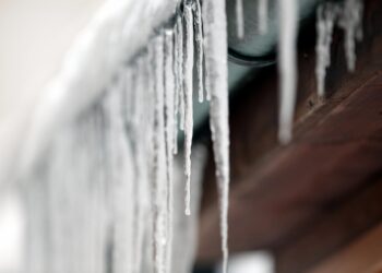 Eiszapfen an einer Regenrinne (Archiv)