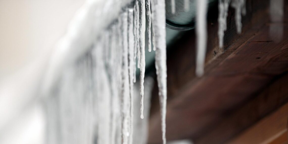 Eiszapfen an einer Regenrinne (Archiv)