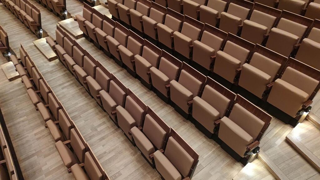 Sitze in einem Zuschauersaal (Archiv)