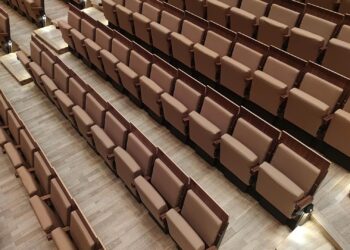 Sitze in einem Zuschauersaal (Archiv)