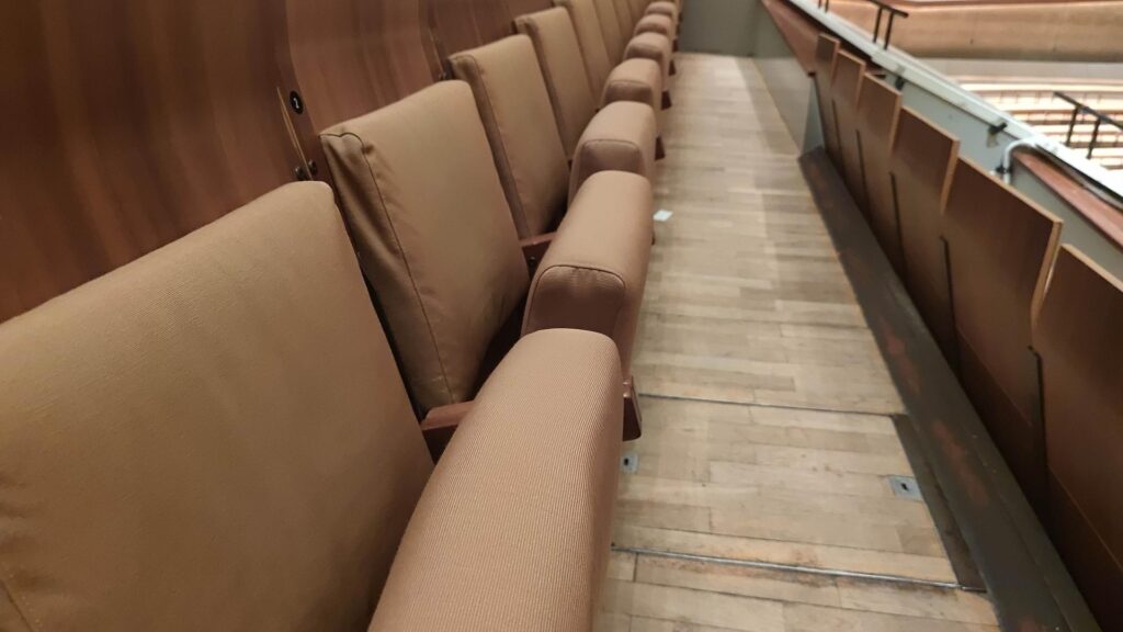 Sitze in einem Zuschauersaal (Archiv)