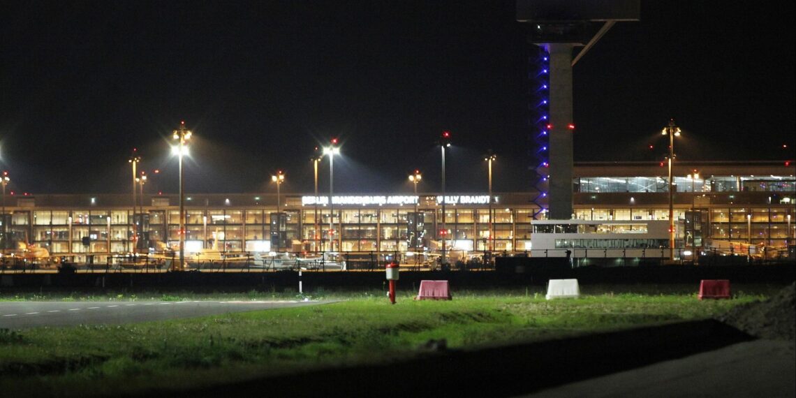 Flughafen BER bei Nacht (Archiv)