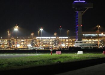 Fahnder nehmen mutmaßlichen Waffenschmuggler der Hamas am BER fest 2 Flughafen BER bei Nacht (Archiv)