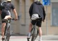Zwei Männer auf Fahrrad (Archiv)