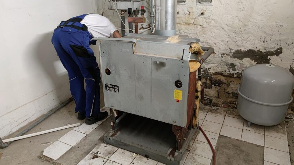 Ausbau einer alten Gasheizung (Archiv)