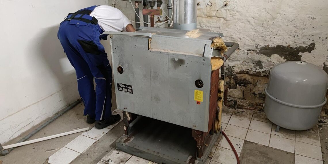 Ausbau einer alten Gasheizung (Archiv)