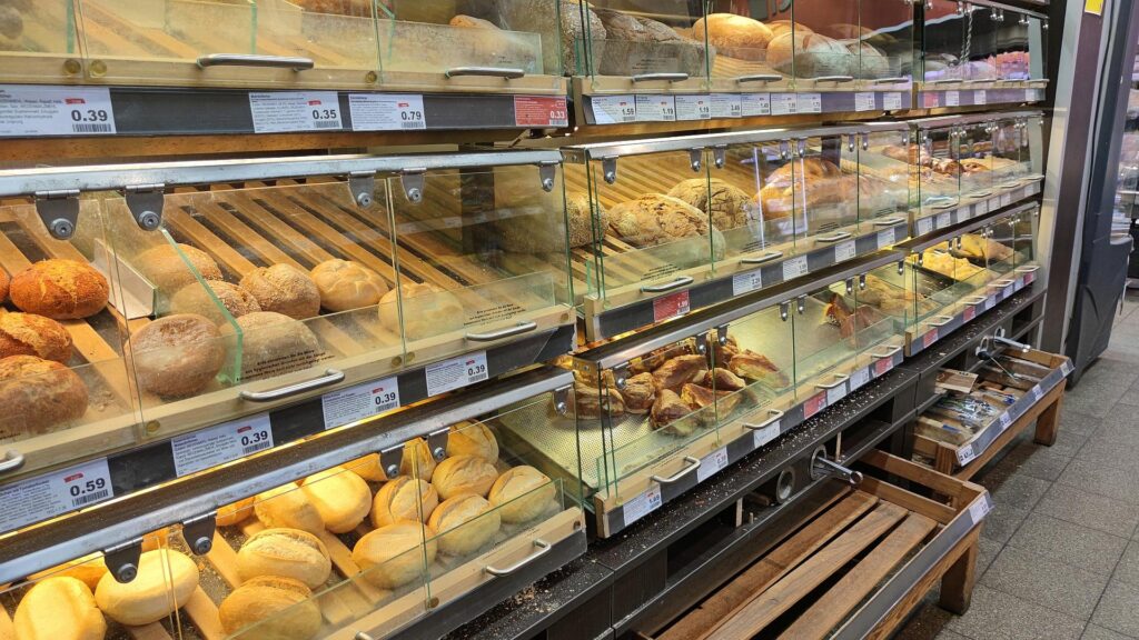 Brotregal im Supermarkt (Archiv)
