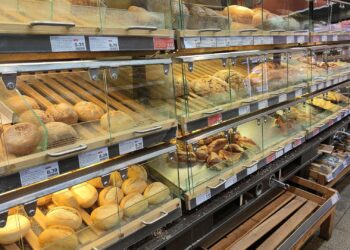 Brotregal im Supermarkt (Archiv)