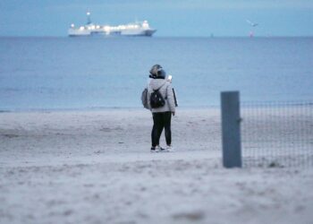 Wadephul: Freiheit entscheidet sich im Ostseeraum 2 Spaziergänger an der Grenze zwischen Deutschland und Polen (Archiv)