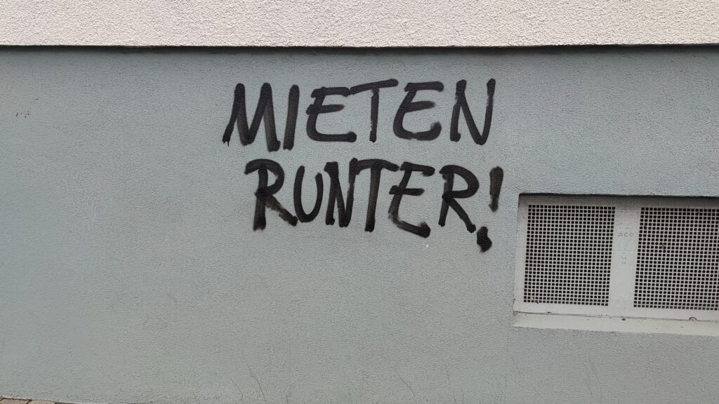 Kurzzeitmieten und Möblierungen: Hubig will Regeln verschärfen 13 Graffiti mit Schriftzug `Mieten runter` (Archiv)