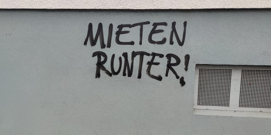 Graffiti mit Schriftzug `Mieten runter` (Archiv)