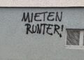Graffiti mit Schriftzug `Mieten runter` (Archiv)